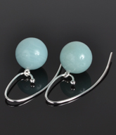 Øreringe i Sterling sølv med runde glatslebne lyse blå Amazonite perler.
